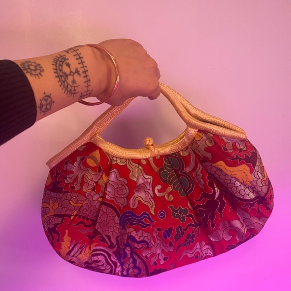 Gorgeous red satin Qipao style hand clutch- handmade and brand new - Picture 2 of 2